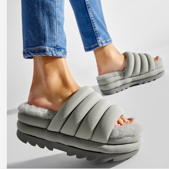 UGG MAXI SLIDE SANDAL - Picture 1 of 8